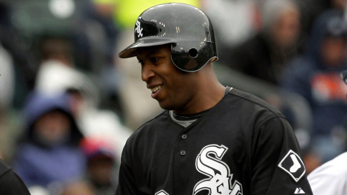 Chicago White Sox' Right Fielder, Jermaine Dye, returns to the dugout  News Photo - Getty Images