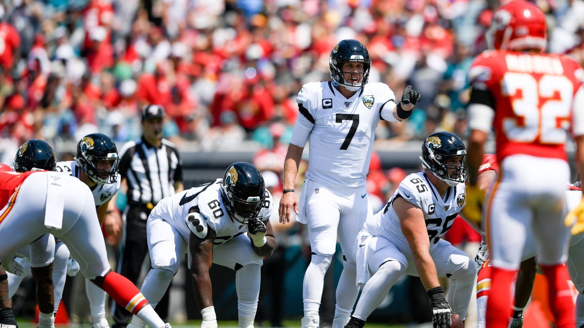 Jaguars agree to trade QB Nick Foles to Bears