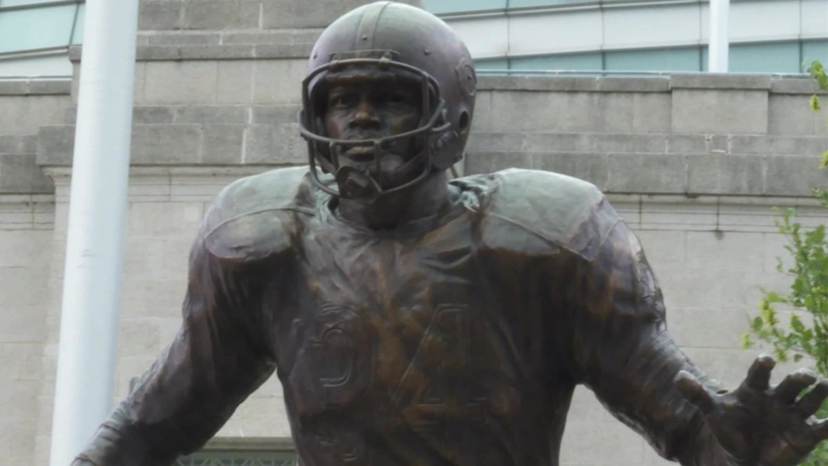 Bears unveil statue of George Halas