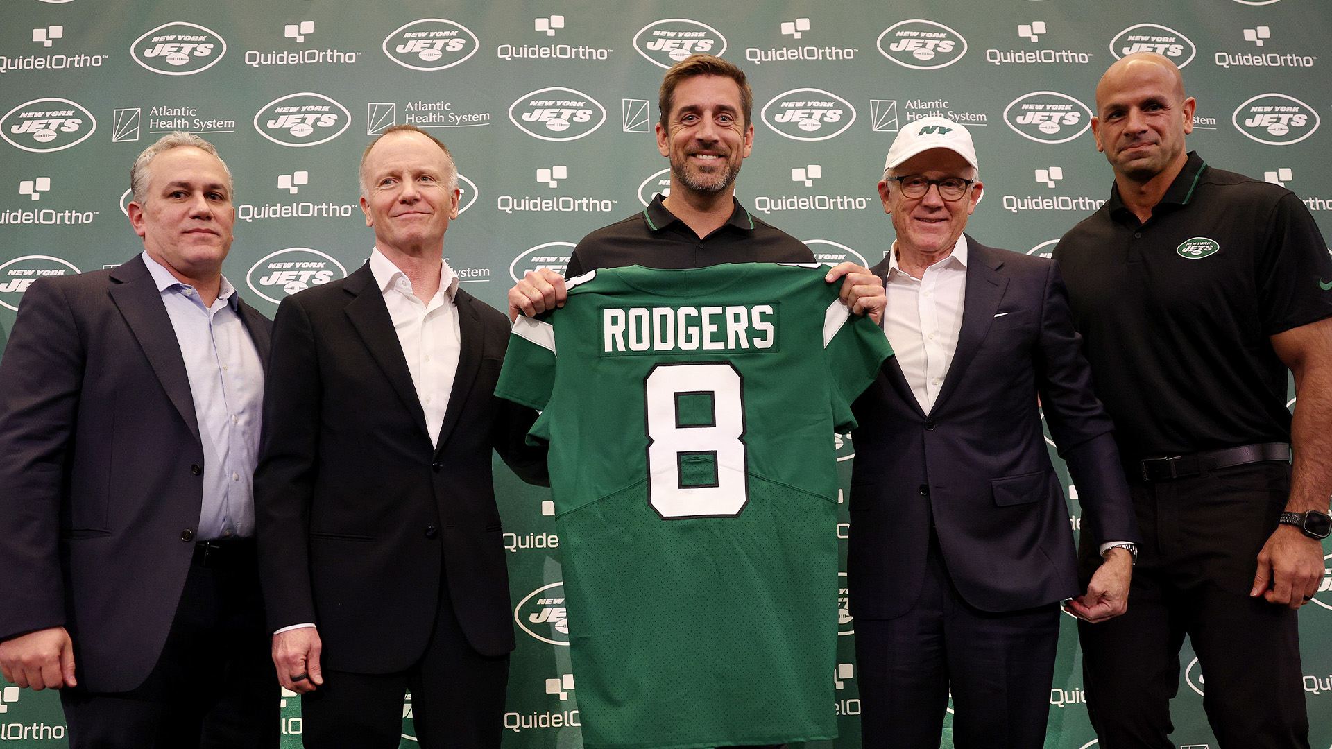 Jets fans head to training camp to get first look at Rodgers