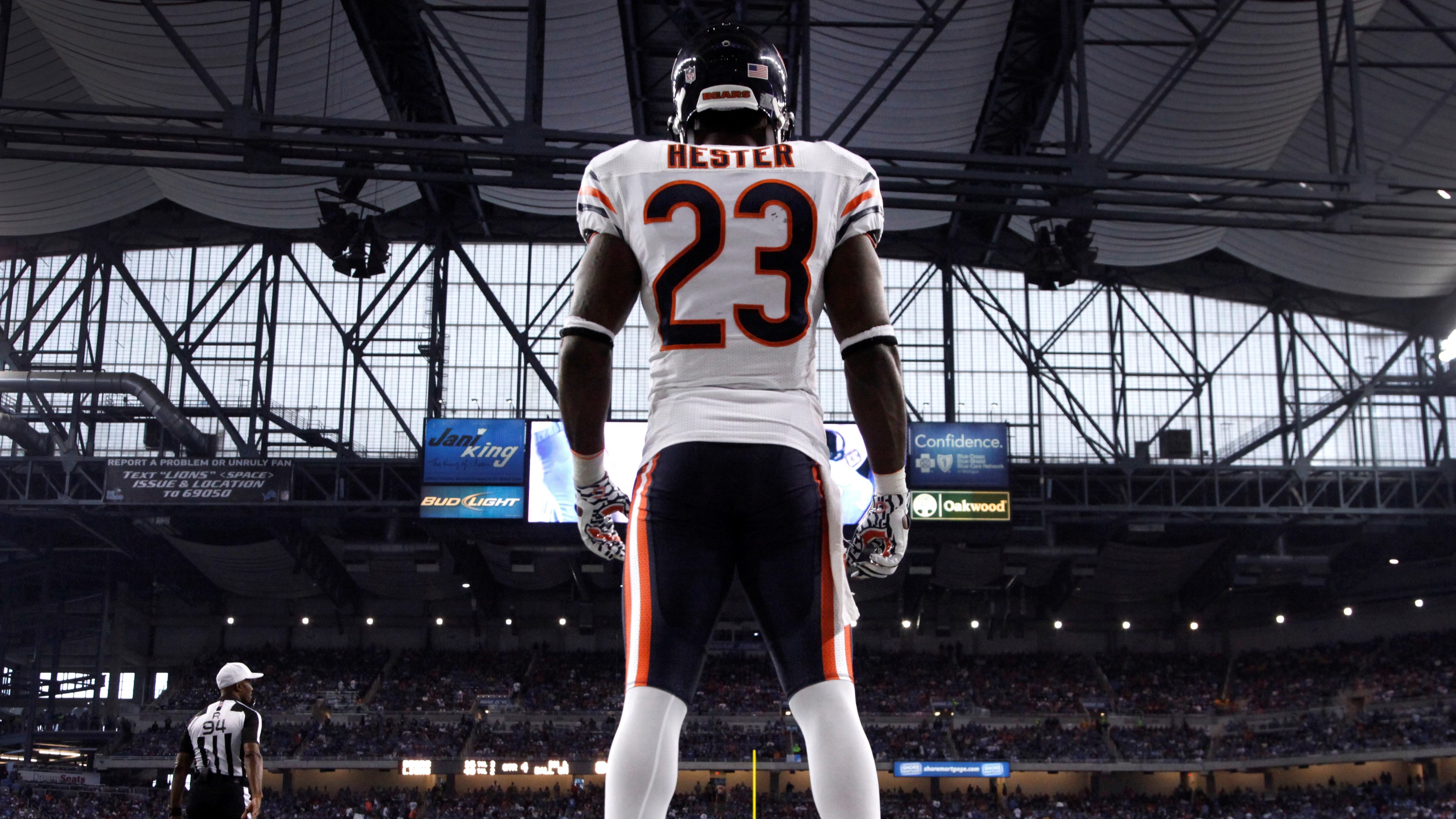 Chicago Bears wide receiver Devin Hester (23) carries the ball against the  Cleveland Browns in the