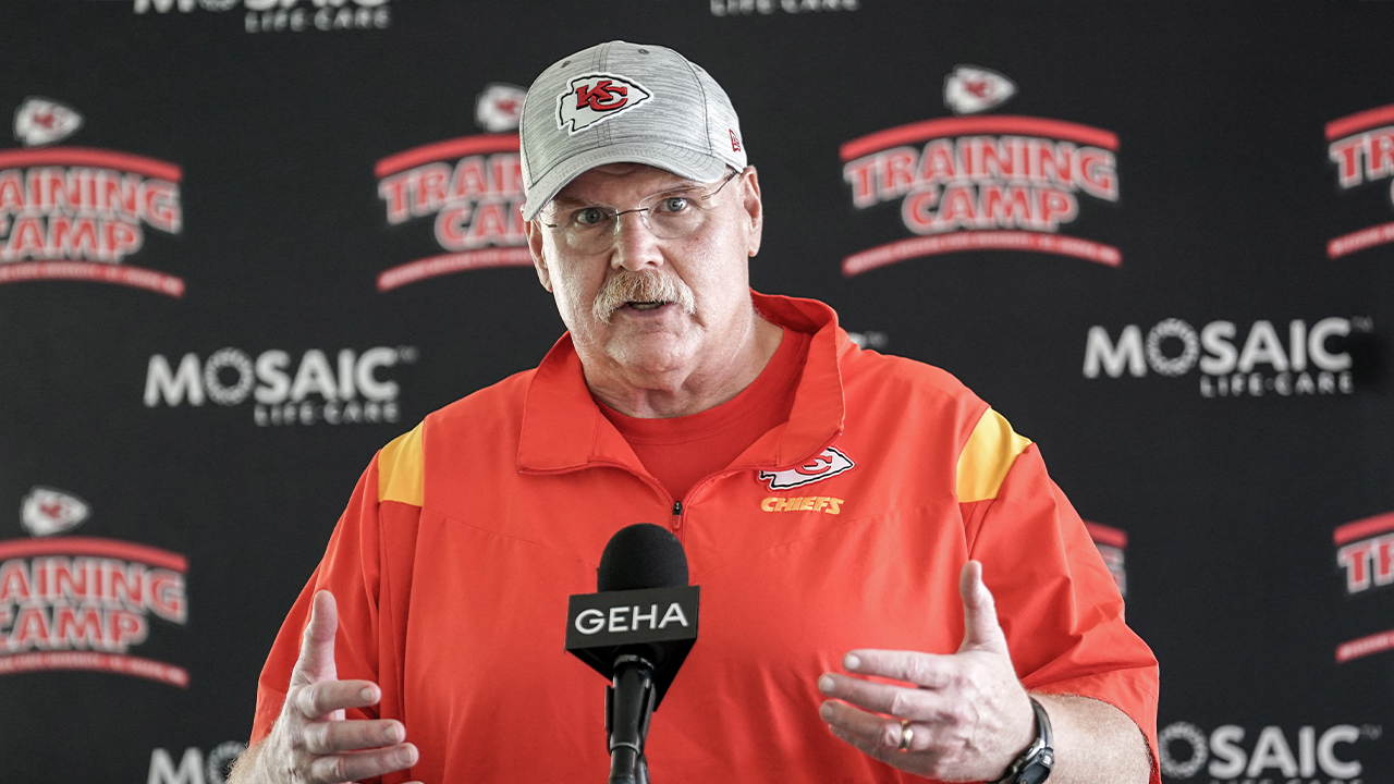 Chiefs show up in Hawaiian shirts, even if Andy Reid doesn't - NBC