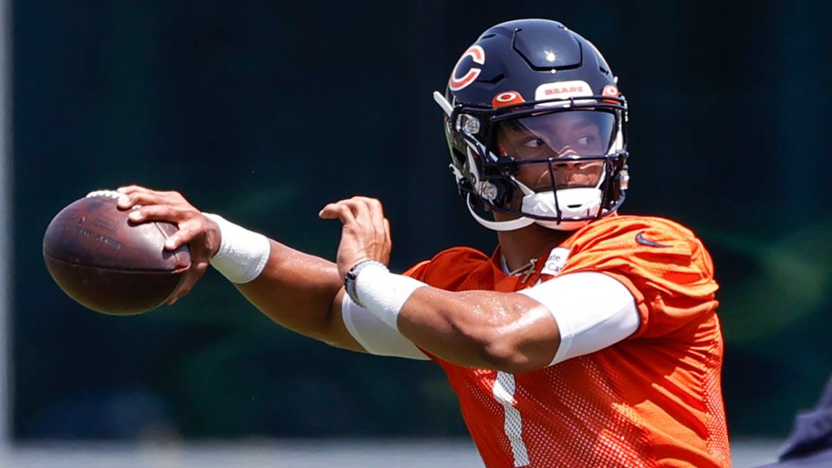 Chicago Bears quarterback Nick Foles somehow hits tight end Cole Kmet in  heavy traffic for rookie's first NFL TD