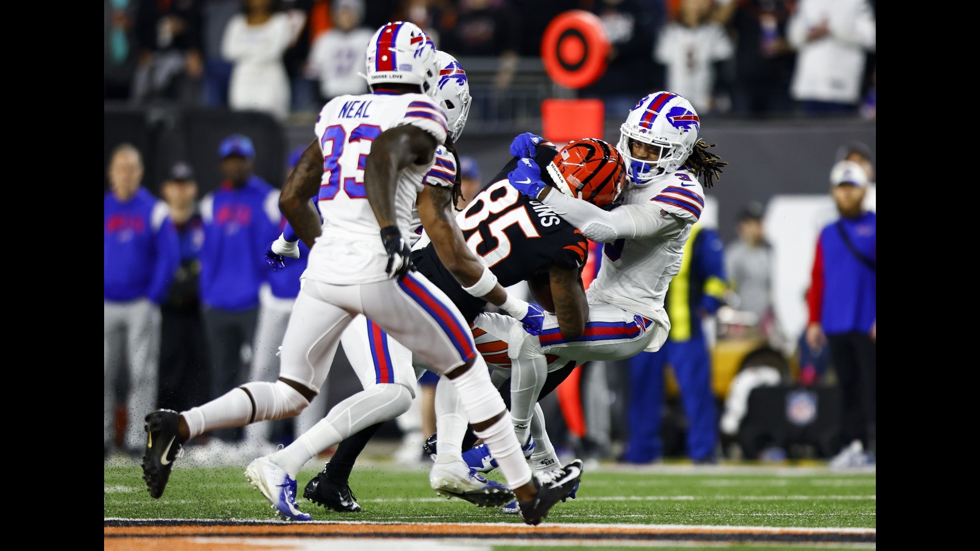 NFL postpones Bills-Bengals; Damar Hamlin in critical condition after  collapsing 