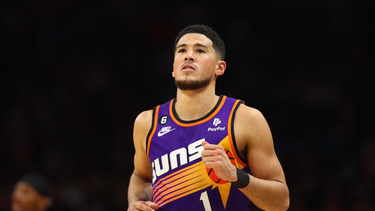 Devin Booker scores 51 points in 3 quarters, Suns rout Bulls