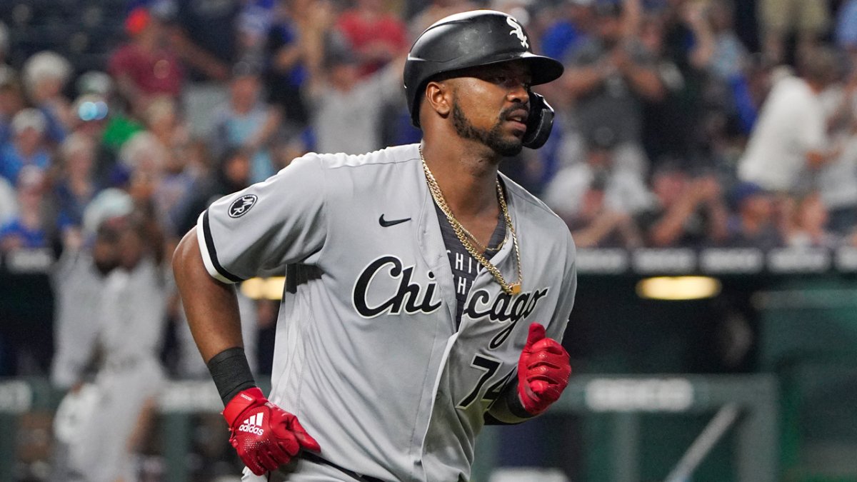 Chicago White Sox OF Eloy Jimenez carted off field vs. Minnesota