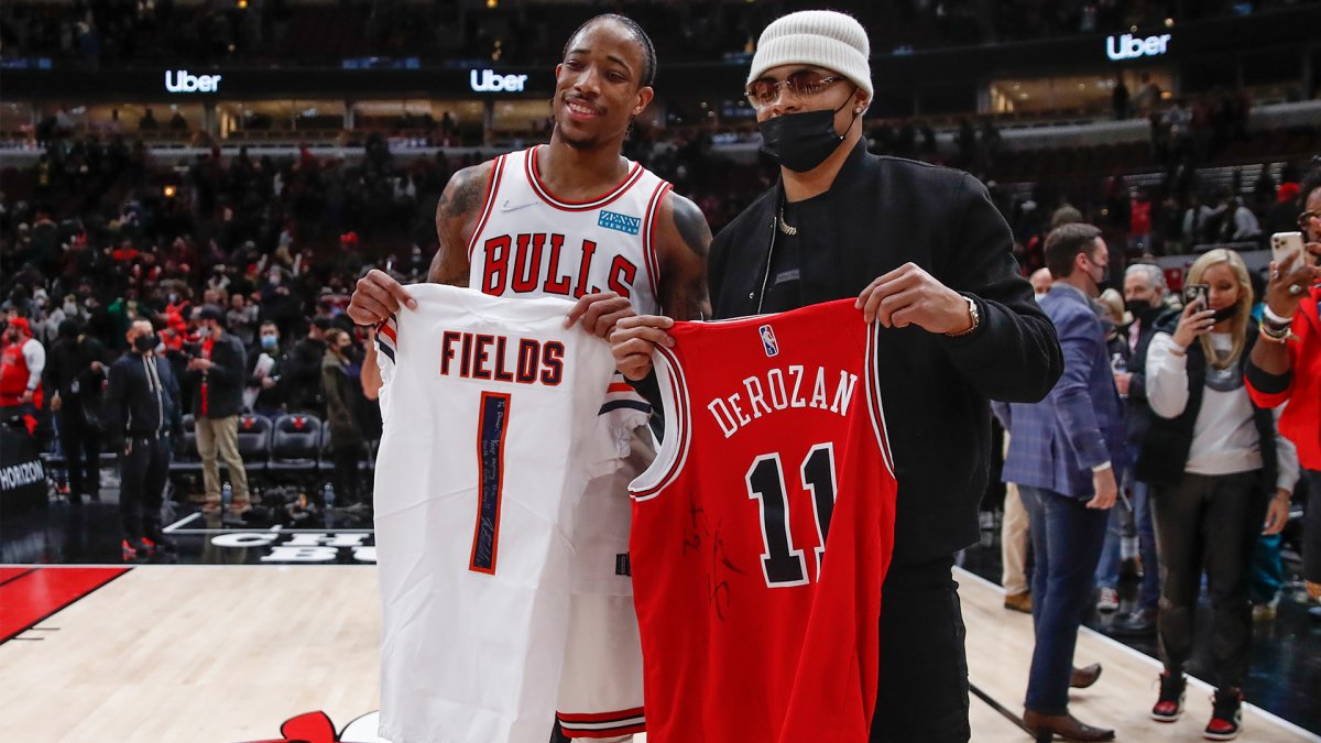 Justin Fields jersey swap with Zach and DeMar! : r/chicagobulls