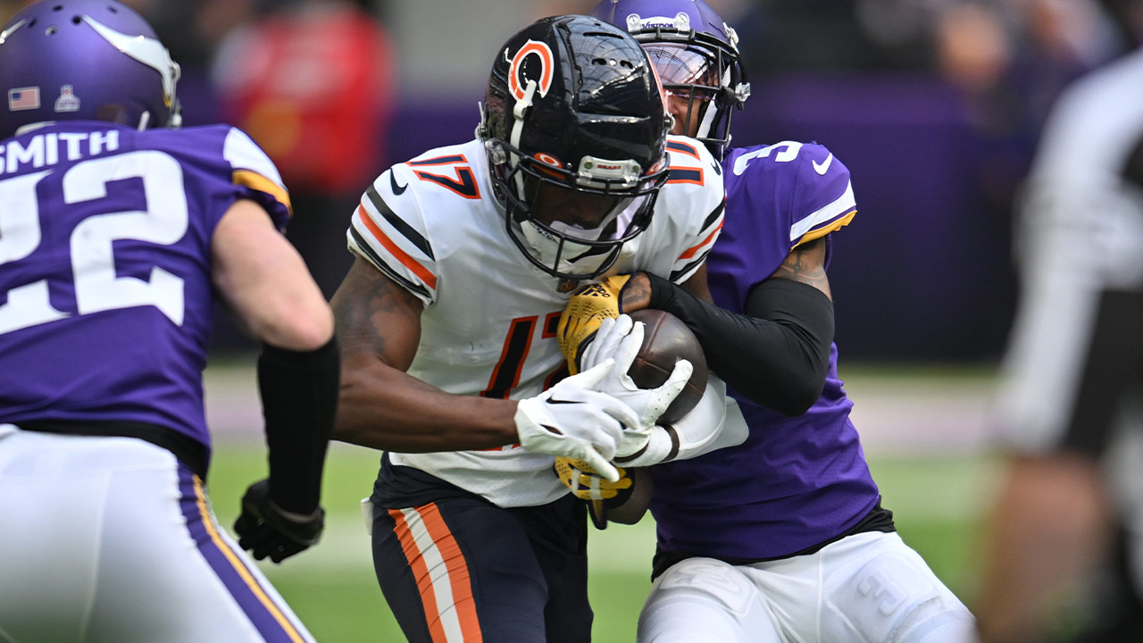 WR Smith-Marsette's fumble on 'selfish play' costs Bears any chance at  comeback