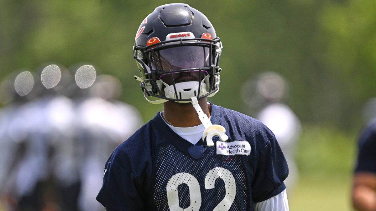 Darnell Mooney Chicago Bears Unsigned Makes One-Handed Catch Photograph