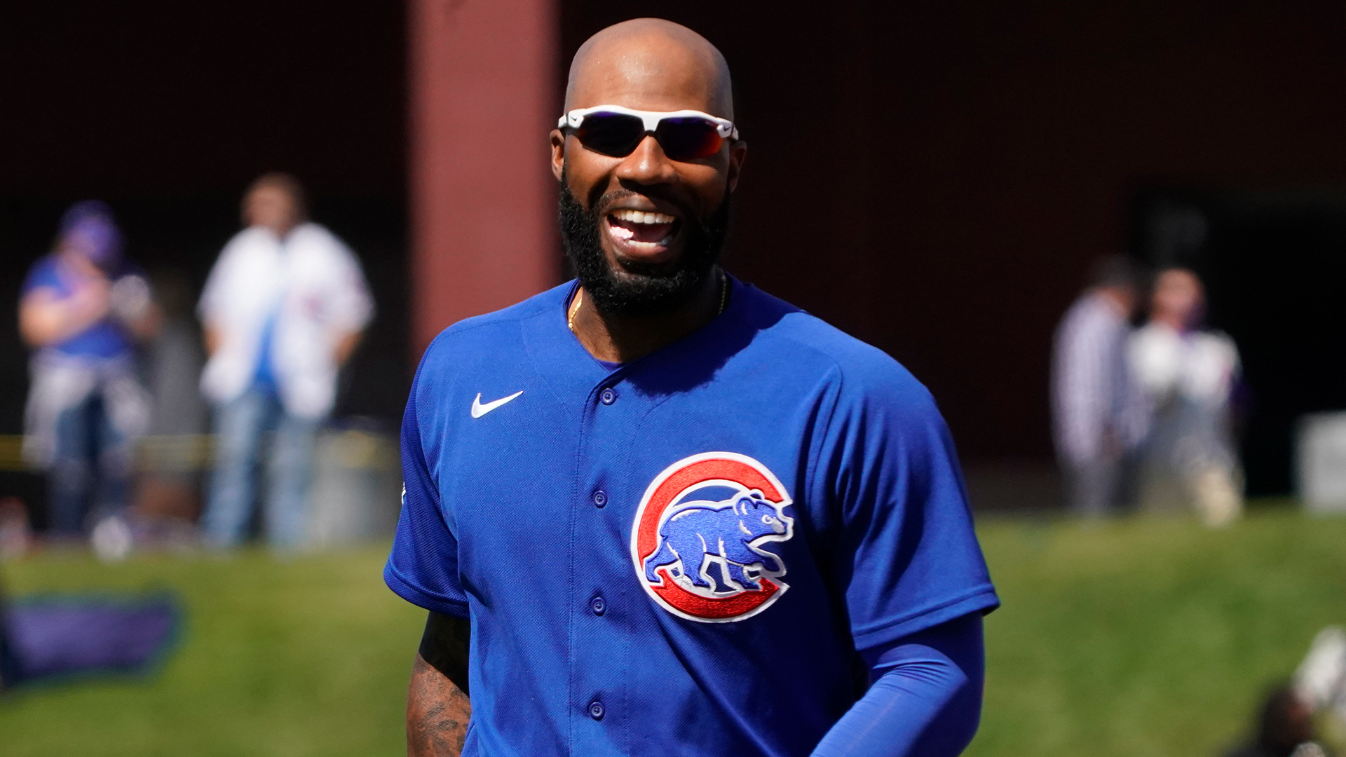 Cubs: Patrick Wisdom exits game after collision at first base (Video)