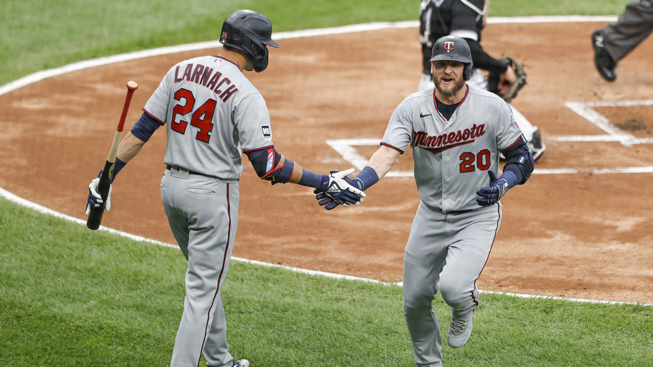 Josh Donaldson takes his trash to the parking lot, gets in