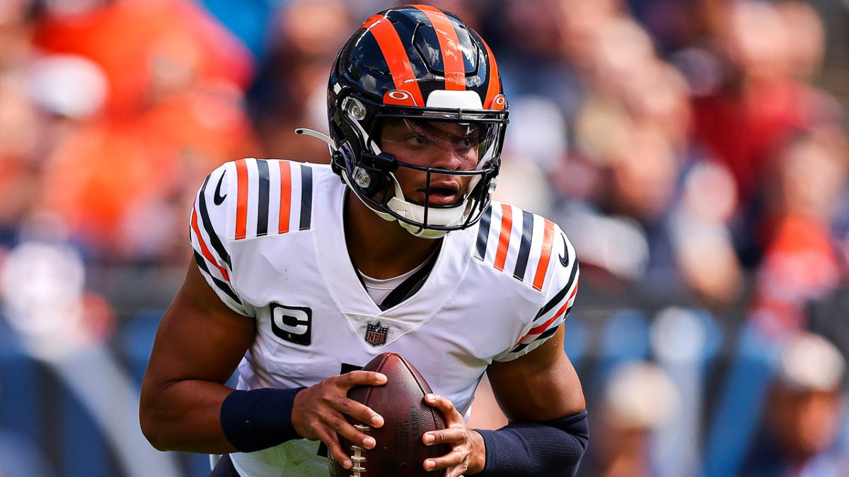 Chicago Bears quarterback Justin Fields handles the football in News  Photo - Getty Images