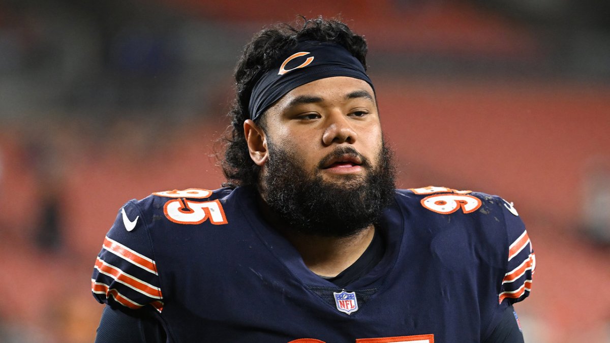 Chicago Bears defensive tackle Khyiris Tonga (95) waits to go into