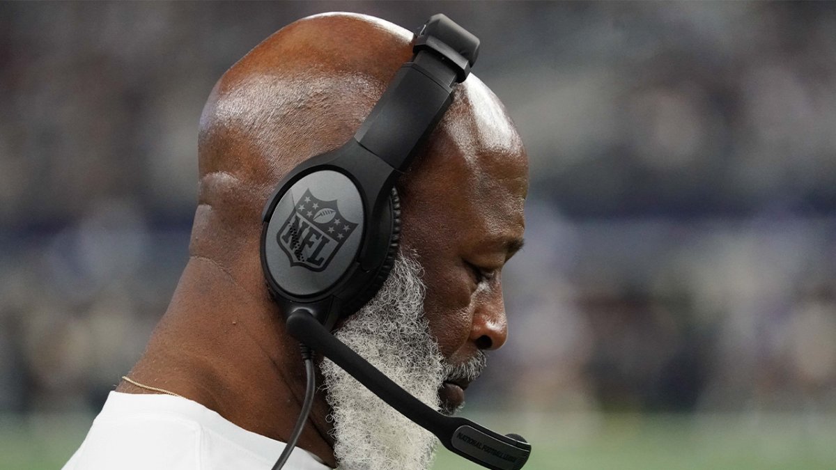 Lovie Smith wants to hand the Chicago Bears the number 1 pick