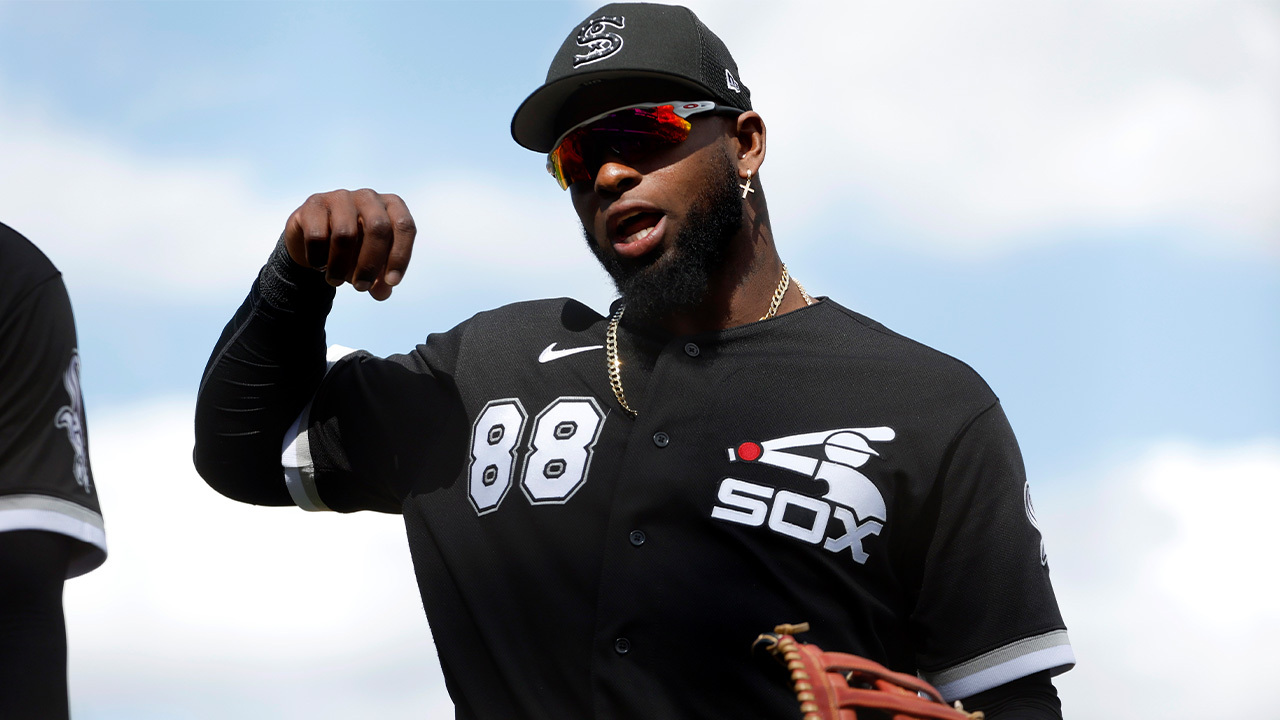 Luis Robert Jr. homers in 9th but White Sox error ends it