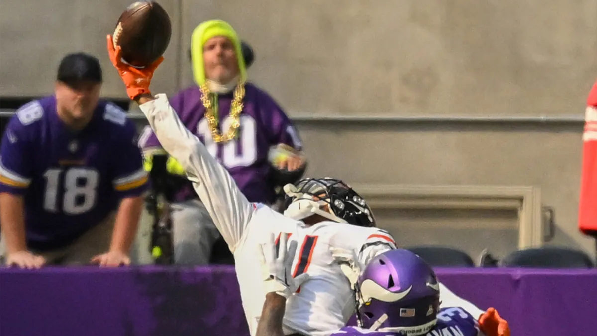 Can't-Miss Play: Easy Chicago Bears wide receiver Darnell Mooney! Rookie WR  leaps for stellar 33-yard grab