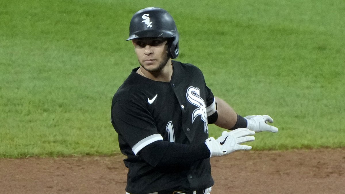 White Sox' Nick Madrigal helped off field with hamstring injury