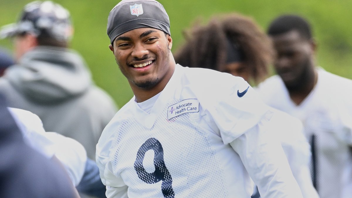 Bears S Jaquan Brisker Gets Advice From Adrian Amos