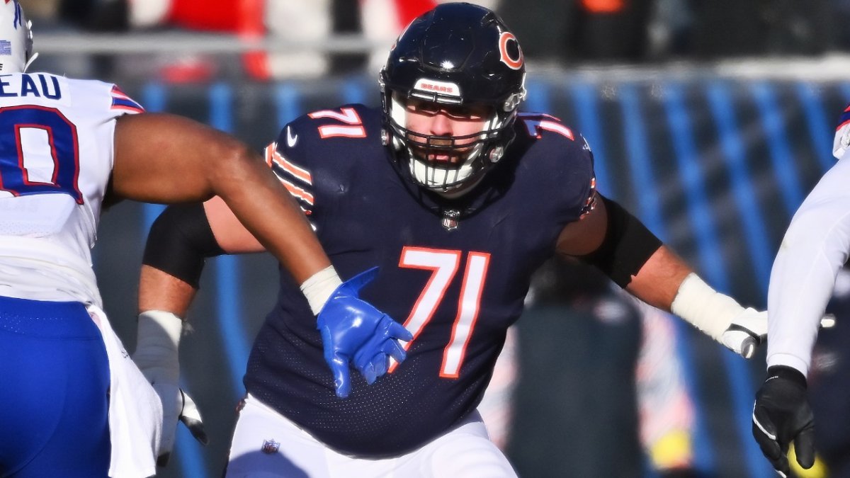 Chicago Bears offensive tackle Riley Reiff (71) works during the first half  of an NFL football game against the Atlanta Falcons, Sunday, Nov. 20, 2022,  in Atlanta. The Atlanta Falcons won 27-24. (