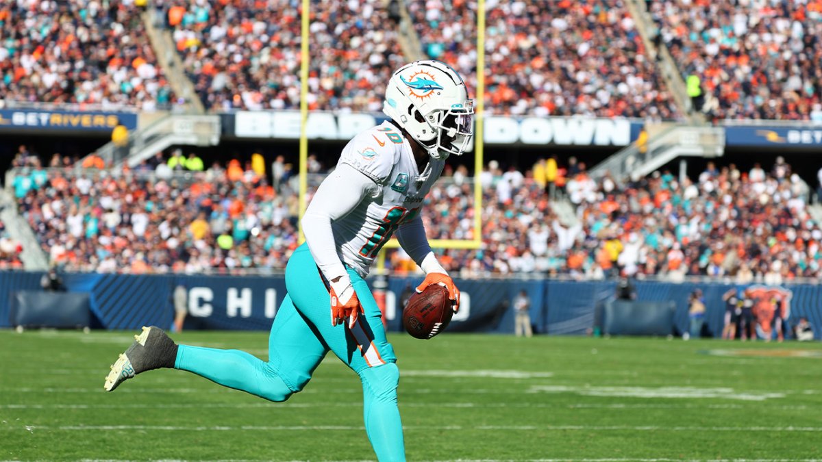 WR Tyreek Hill sets Dolphins single-season record for yards