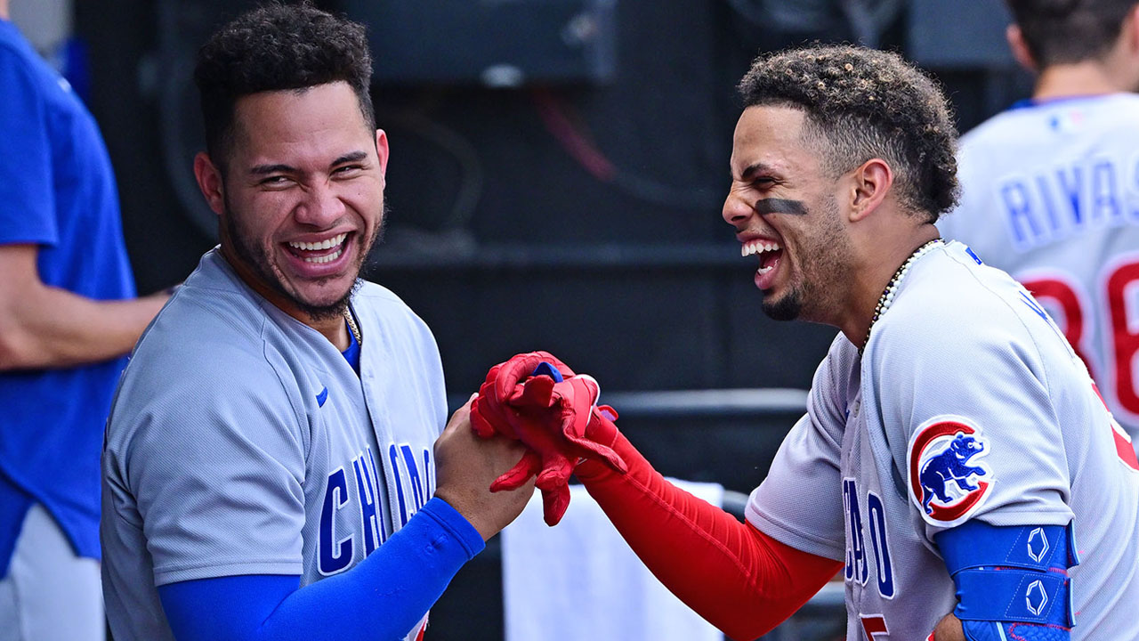 Wholesome baseball moment!! Brothers Willson and William Contreras exchange  lineup cards! 