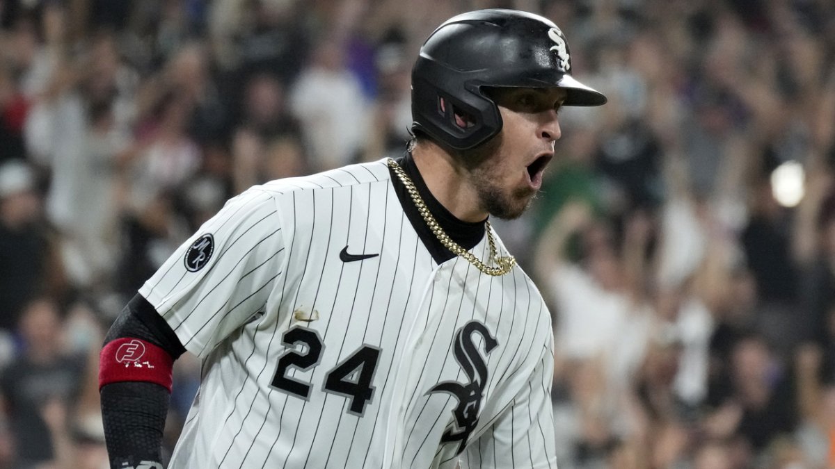 Chicago White Sox catcher Yasmani Grandal throws down to first
