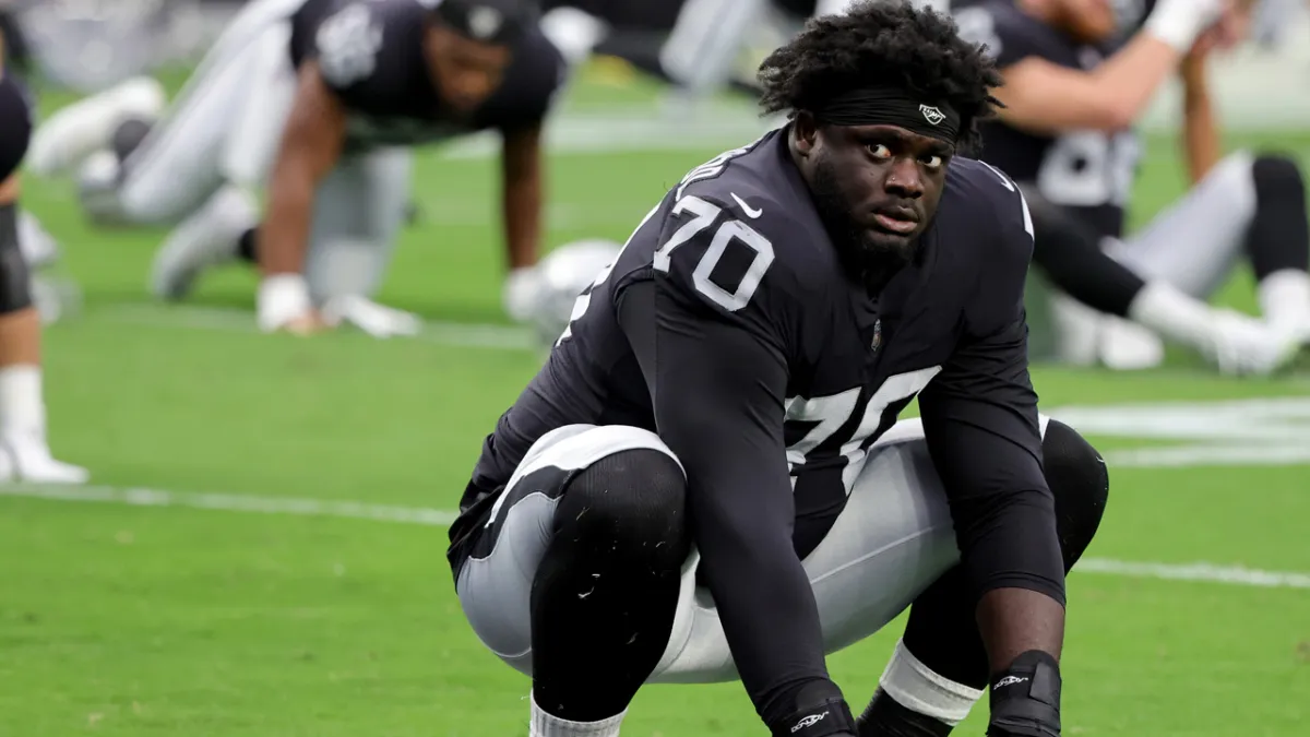 Raiders OL Alex Leatherwood allows two pressures in Week 6