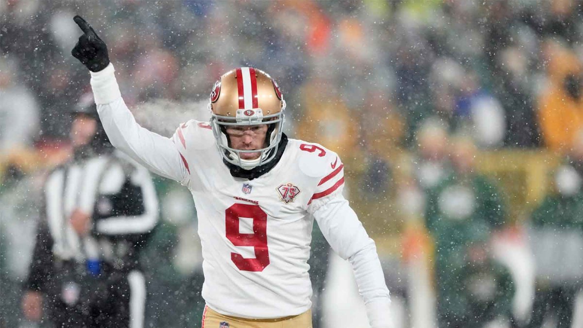 San Francisco 49ers kicker Robbie Gould (9) watches his field goal