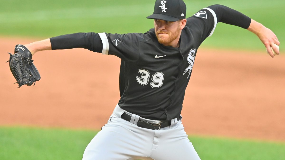 Chicago White Sox pitcher Aaron Bummer (39) delivers against the