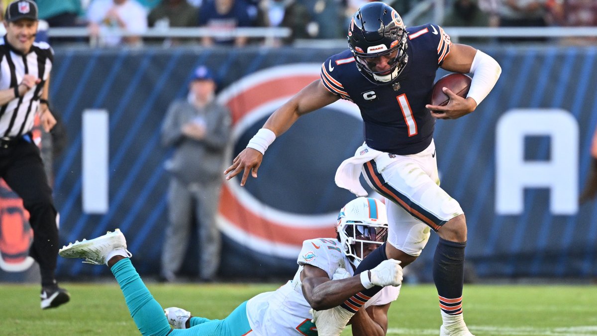 Bears QB Justin Fields' cleats from Dolphins game are in Hall of Fame