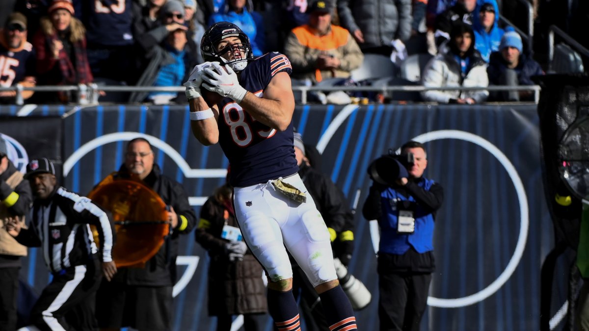 Bears TE Cole Kmet 'banged up,' but it's 'nothing serious'