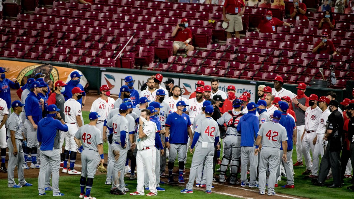 Benches clear between Cubs-Reds after high pitches to Rizzo, Akiyama