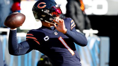 Bears' Justin Fields praises Darnell Mooney for hard work while recovering  from injury – NBC Sports Chicago