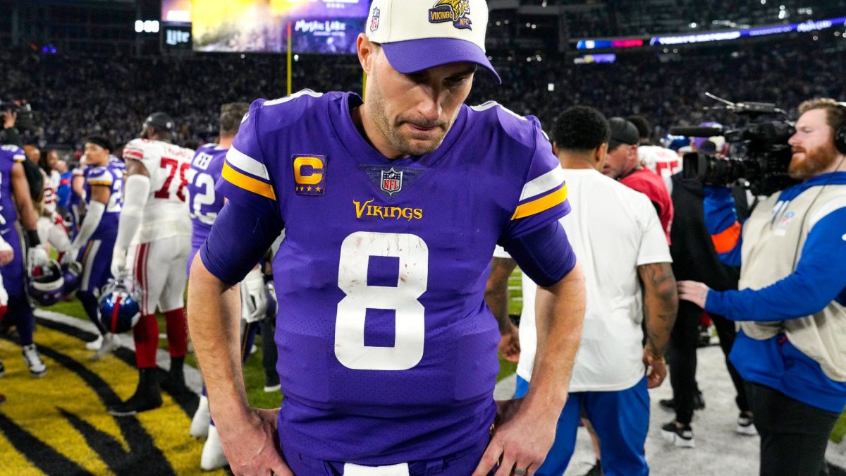 Minnesota Vikings quarterback Kirk Cousins takes the field before a News  Photo - Getty Images