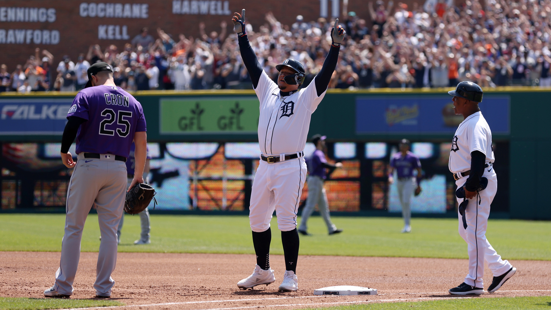 3,000 HITS! Miguel Cabrera joins the 3,000-hit club! 