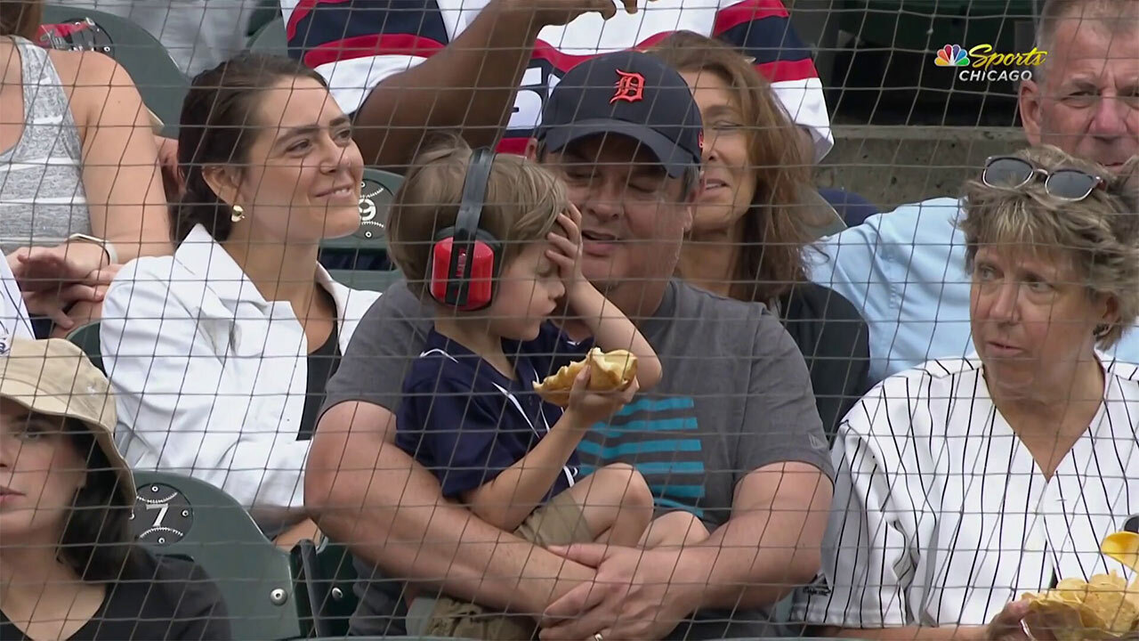 Tigers mascot gifts young fan his hot dog back from White Sox game – NBC  Sports Chicago