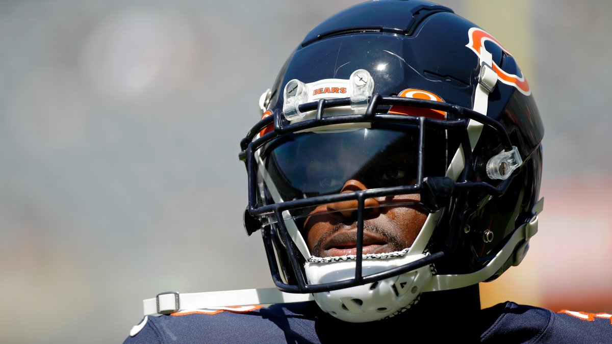 Roquan Smith debuts new Bears helmet, uniform combination