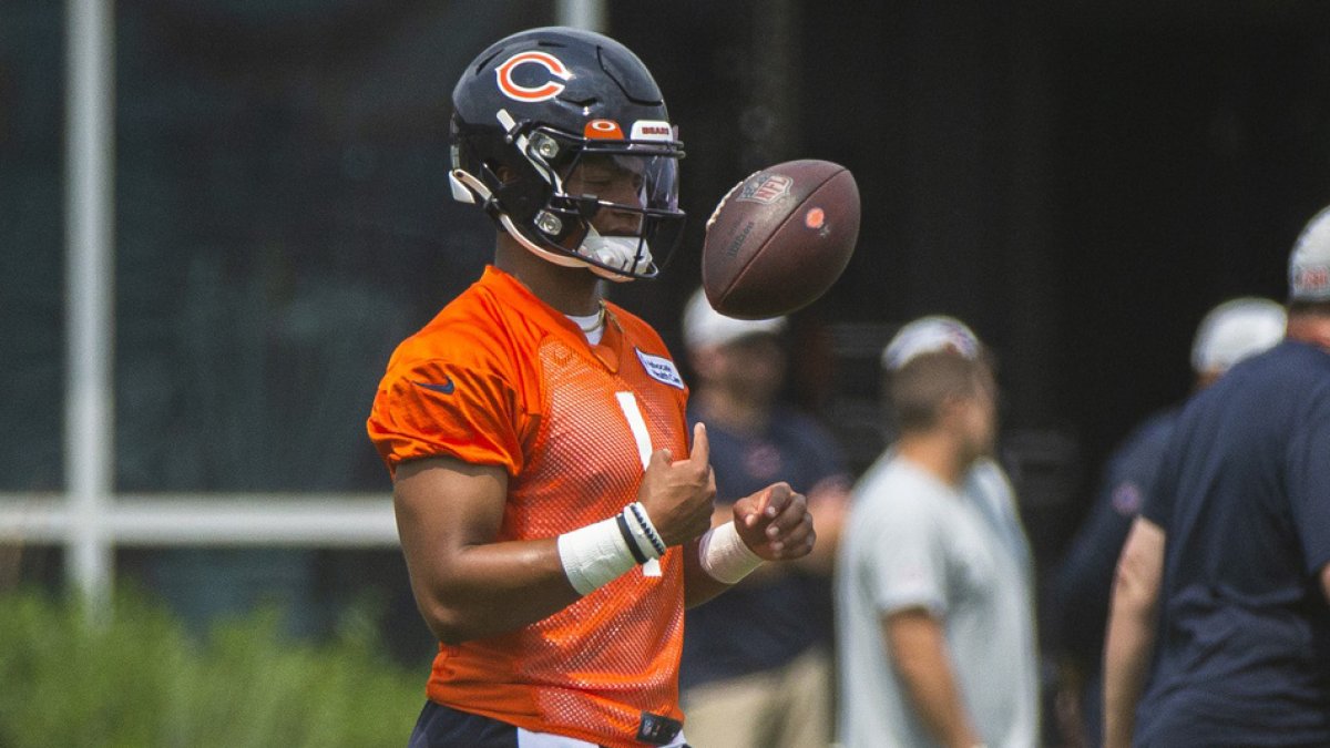 Bears Rookie QB Fields Nearly Has His Moment vs Steelers