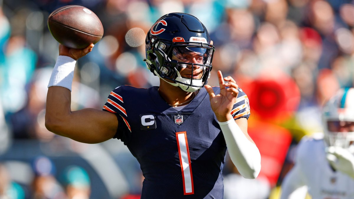 Bears QB Fields rushes for 178 yards in loss to Dolphins