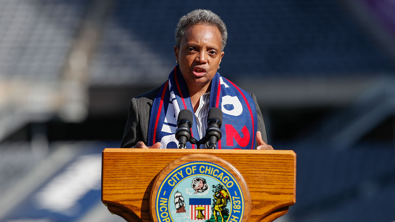 Mayor Lightfoot announces the return of fans in Chicago ballparks