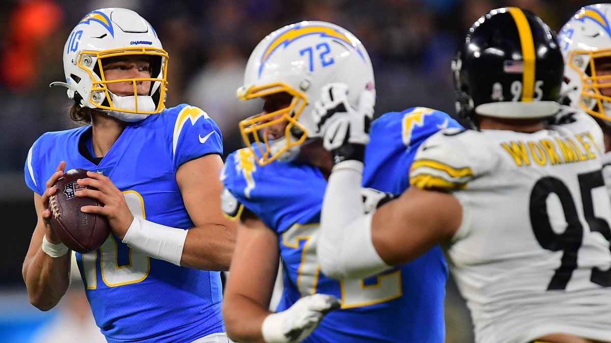 Bears Sign O-Lineman Michael Schofield, Bears Unveil New Helmet