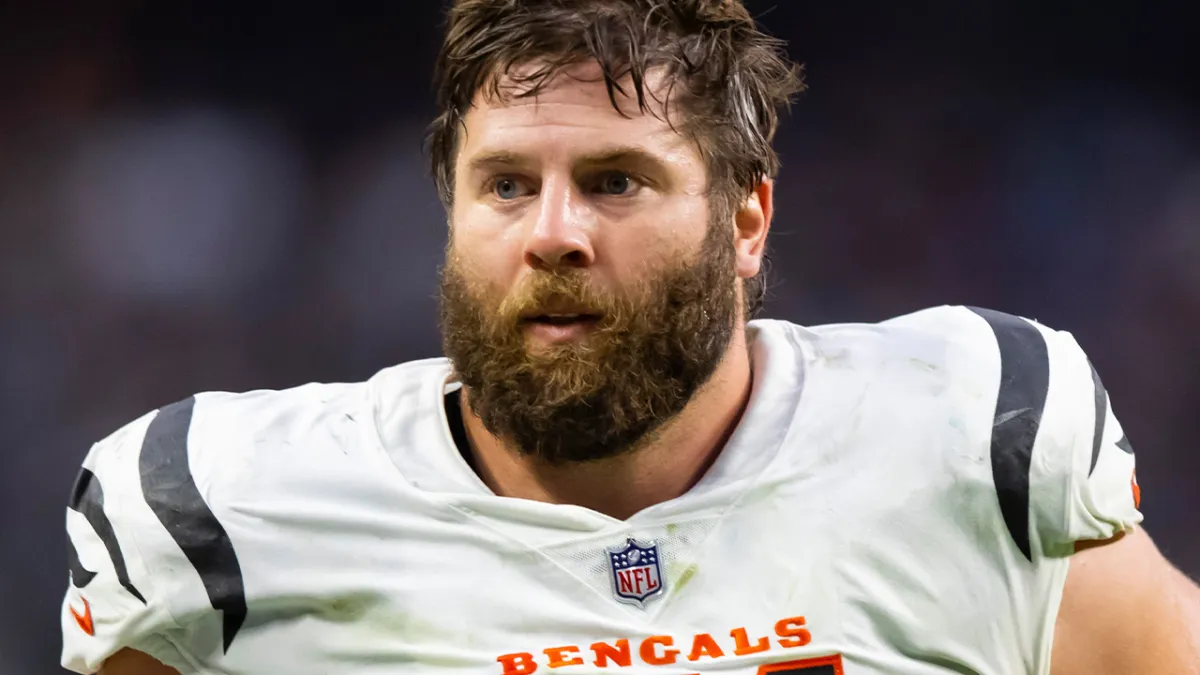 OL Riley Reiff signs with Patriots, leaving Bears with just 3 OTs – NBC  Sports Chicago