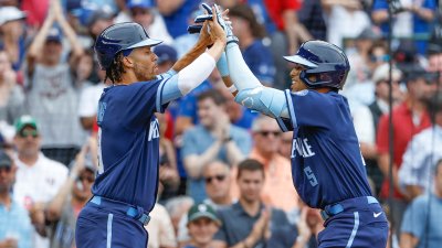 Blue Jays offence erupts for 5 late runs to lead comeback over