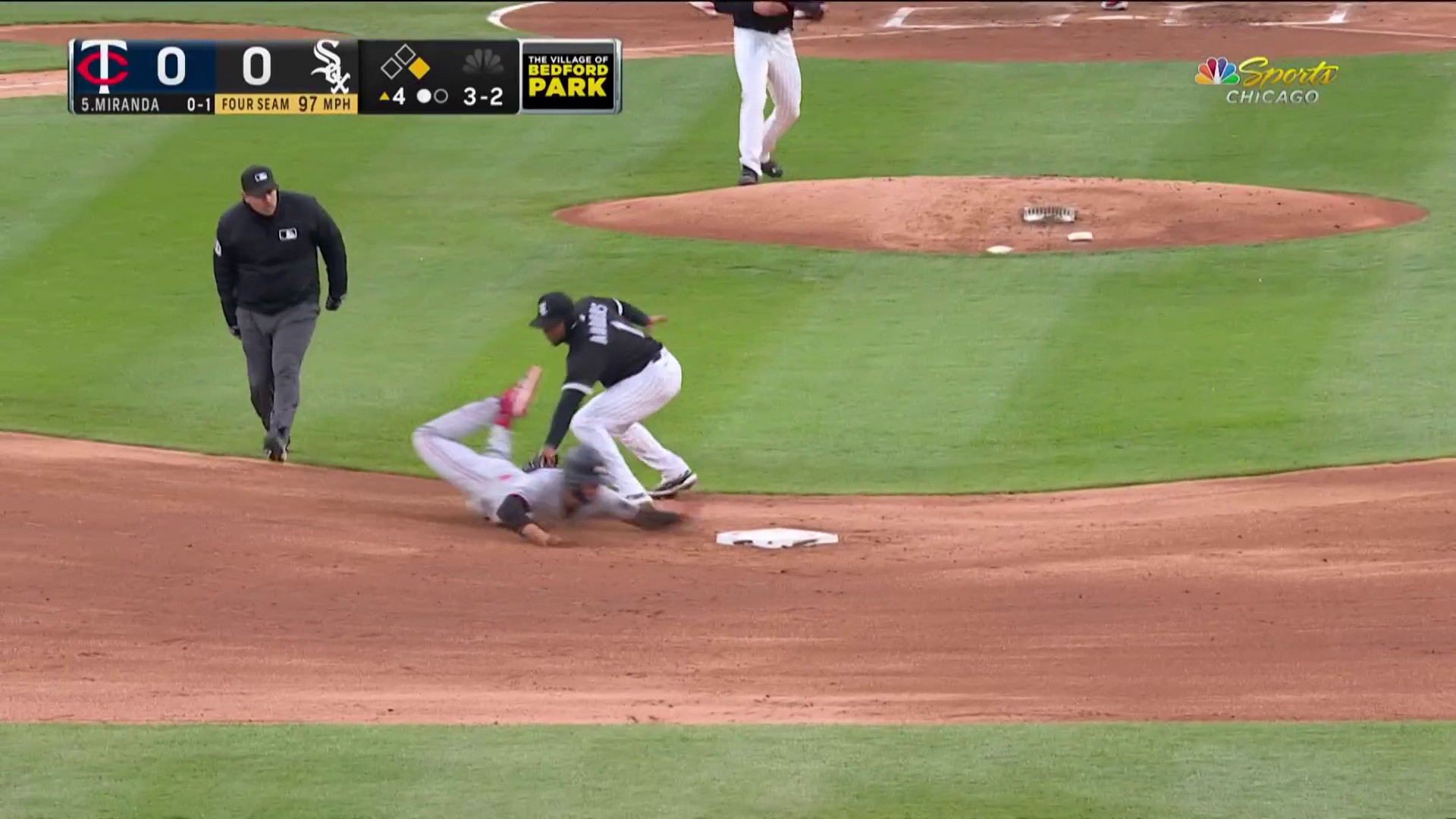 Chicago White Sox catcher Yasmani Grandal throws down to first