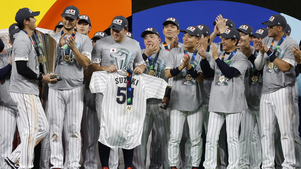 Japan holds up Seiya Suzuki jersey with World Baseball Classic
