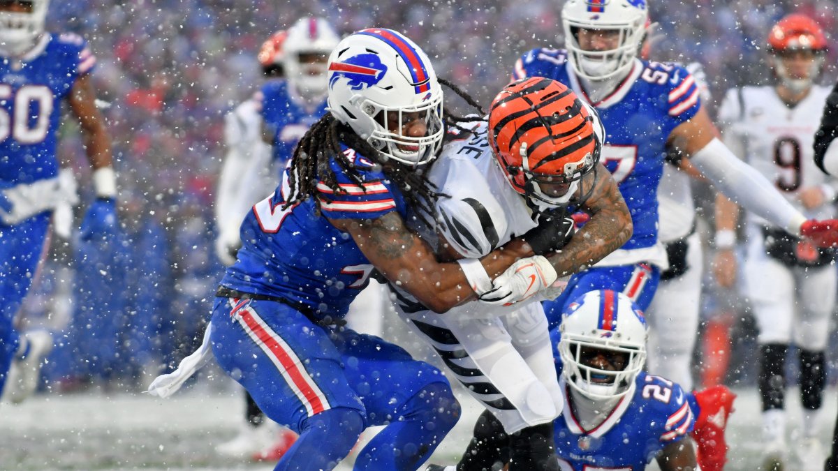 Chicago Bears linebacker Tremaine Edmunds comes onto the field for