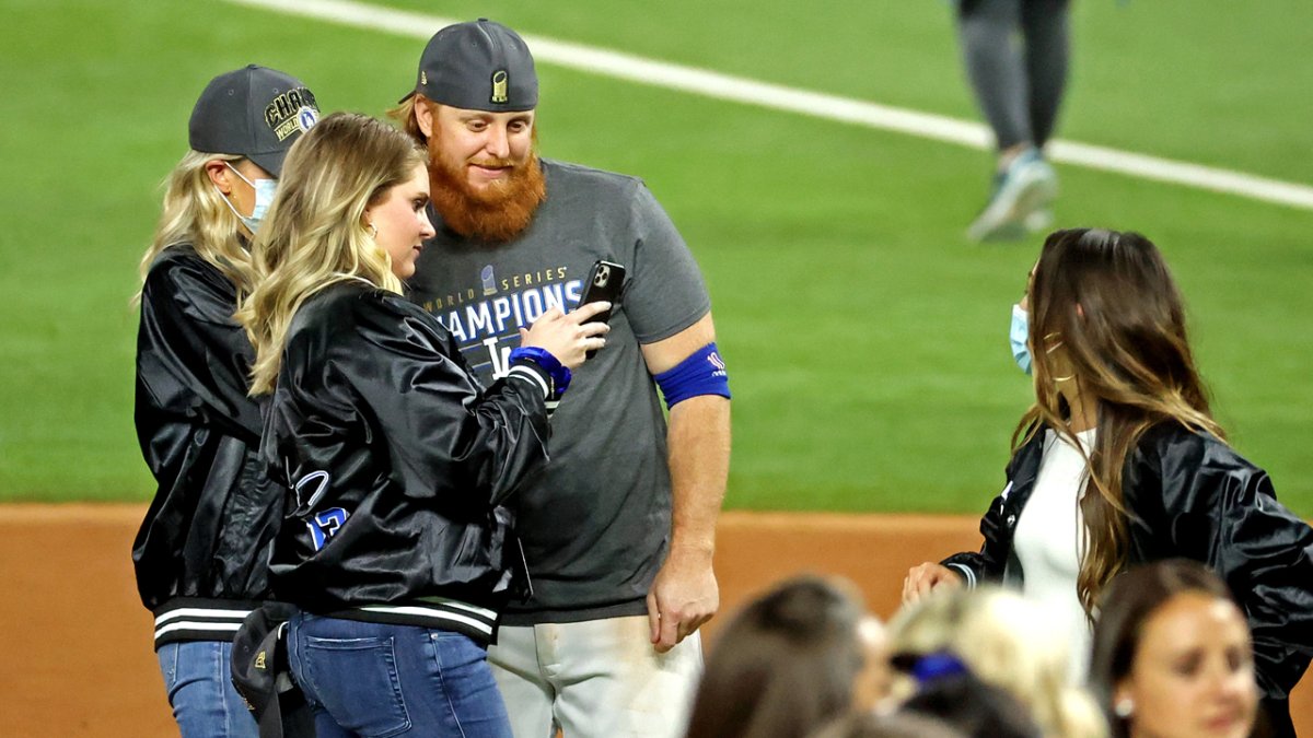 Dodgers' Justin Turner removes mask for photo after testing positive