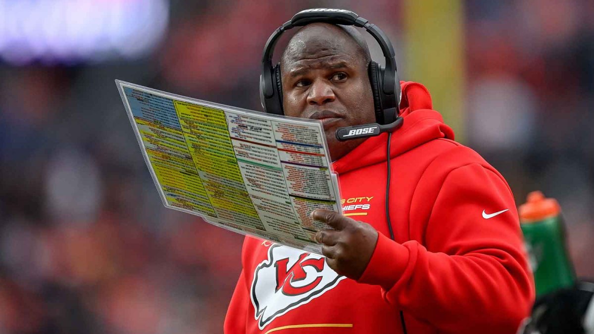 Kansas City Chiefs offensive coordinator Eric Bieniemy talks to