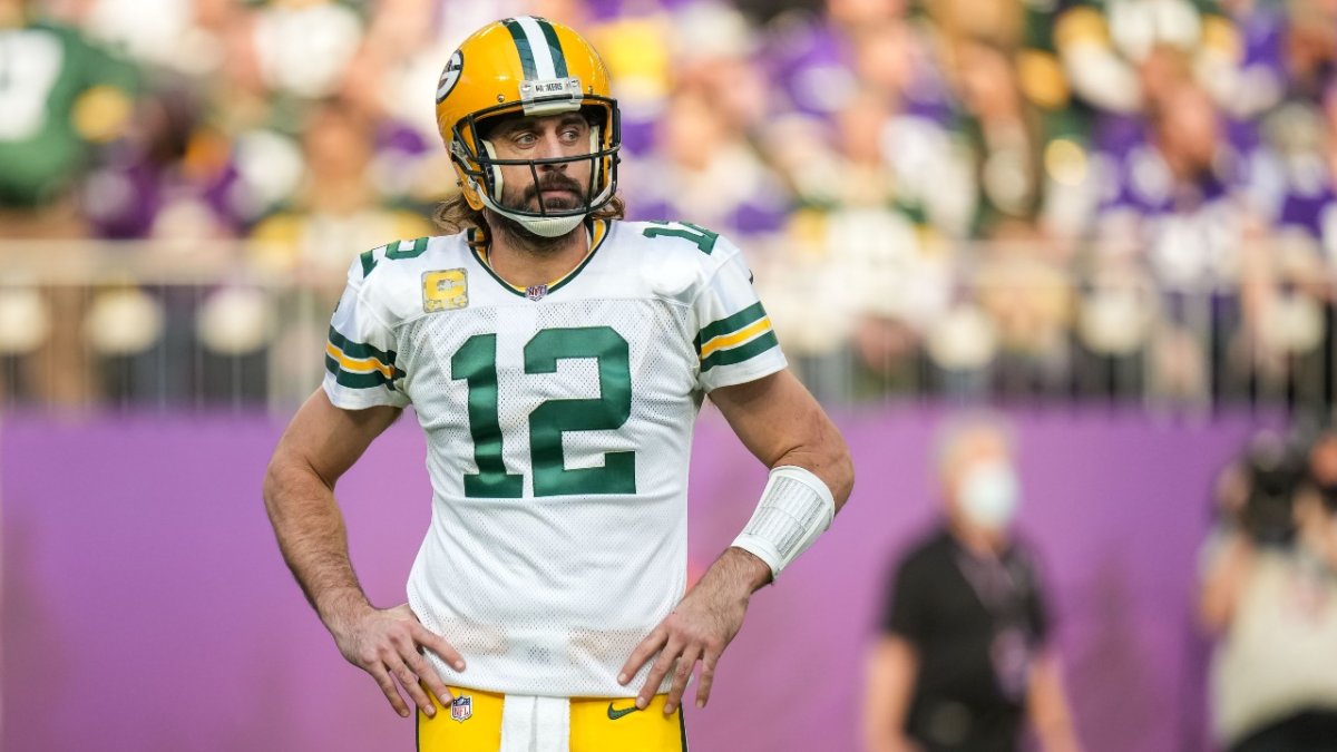 Aaron Rodgers clears up COVID toe claims by showing off his bare, fractured  toe