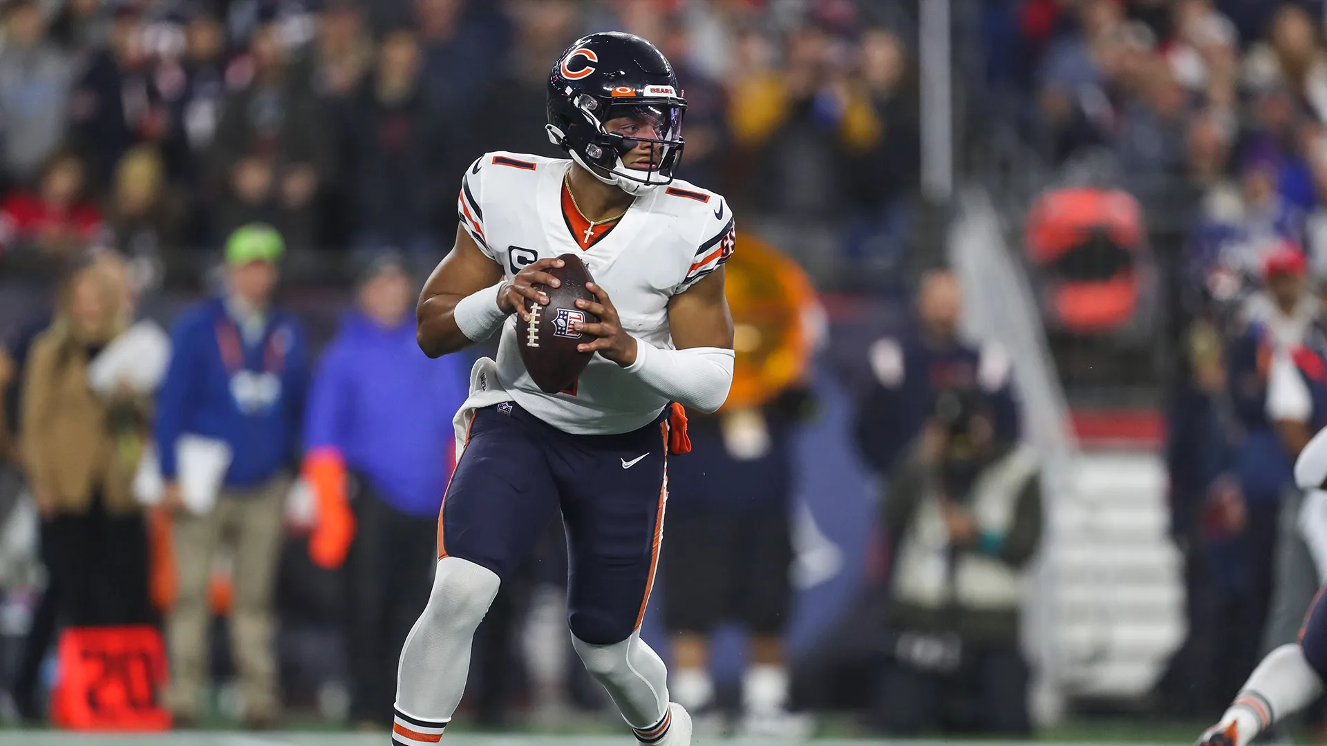 Former NFL QB says Bears should play to Justin Fields' strengths - CBS  Chicago